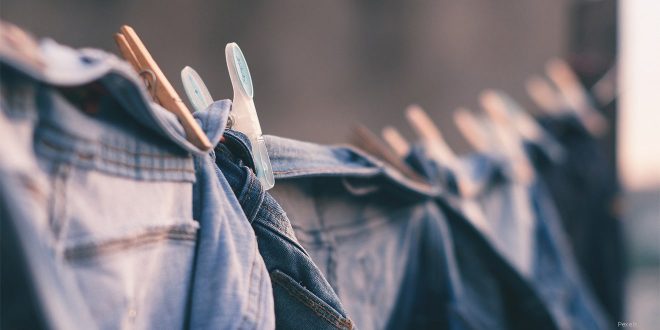 Jeans Hosen auf der Wäscheleine