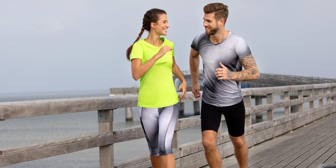 Dame und Herr joggen in Sportbekleidung. Sportbekleidung gehört zu den häufigsten Kleidungsstücken, für die Polyester verwendet wird. Kleidung richtig pflegen bedeutet langlebige Produkte.