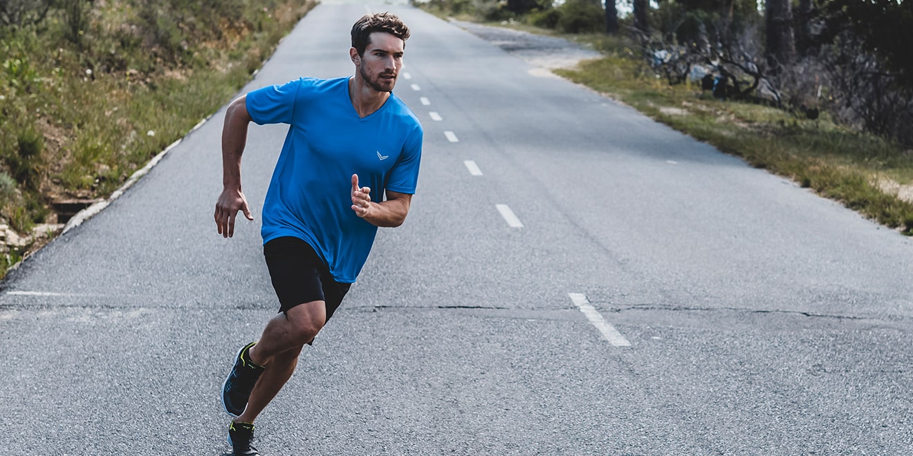 Zum Joggen benötigt man idealerweise auch atmungsaktive Sportbekleidung.