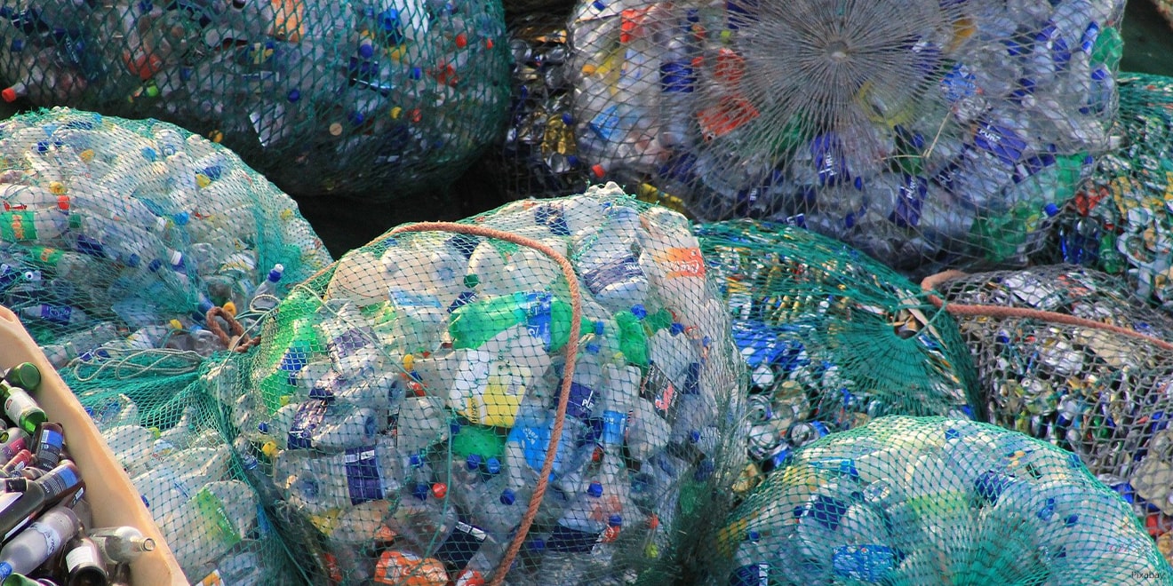 Aus PET Flaschen wird Garn. Da die Faser aber an Stabilität verliert, werden in der Fast Fashion Industrie Frischfasern zum neuen Textil hinzugefügt. 