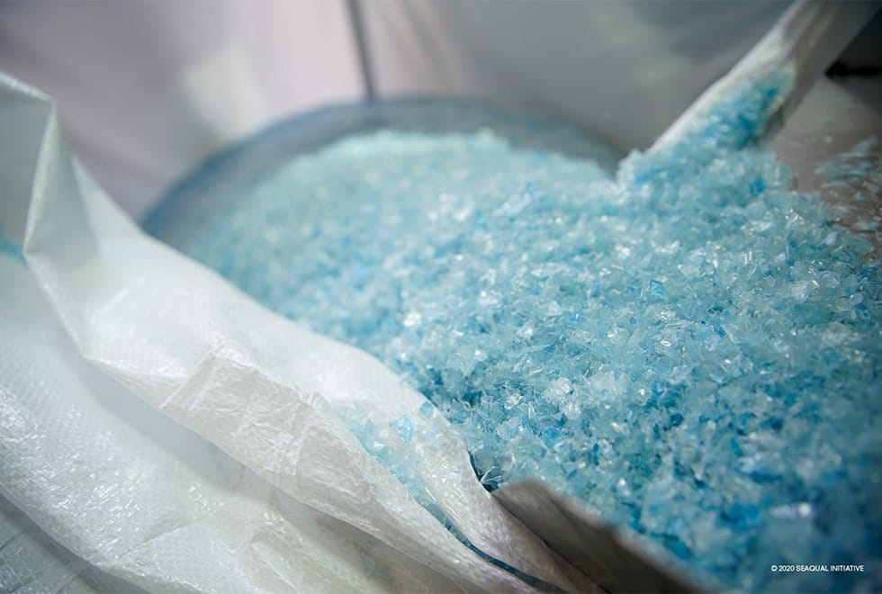 Aus diesen Plastik Pellets wird SEAQUAL YARN (recyceltes Polyester Garn).