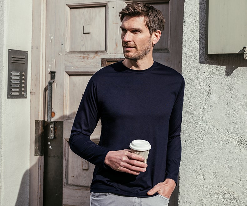 Herr mit klassischem Pullover aus Baumwolle.