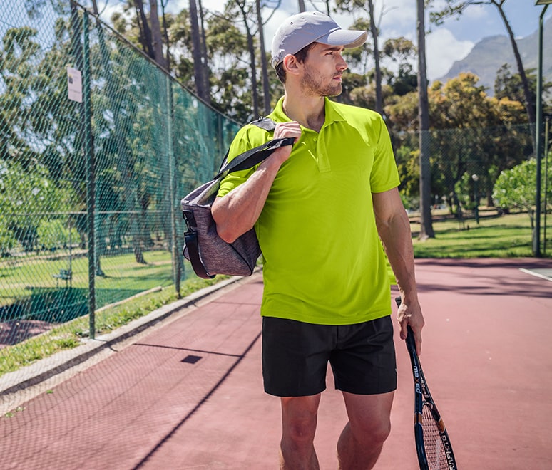 Herr in Sportbekleidung nach oder vor dem Tennis-Match an der frischen Luft. 