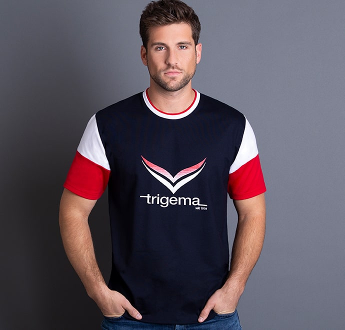 Herr in dreifarbigem T-Shirt mit TRIGEMA-Logo und -Schriftzug