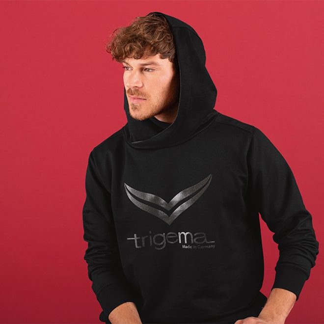 Herr mit schwarzem Oversize-Hoodie