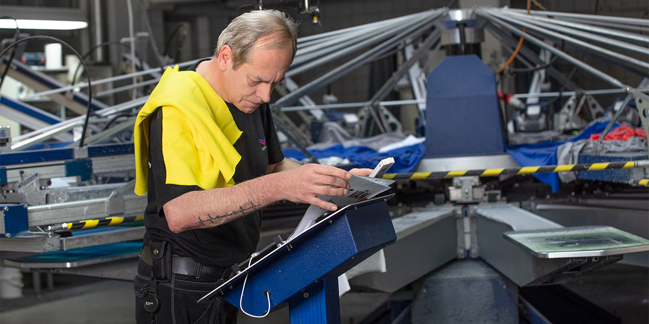 Mitarbeiter in der Druckerei von TRIGEMAs Werk 1 in Burladingen.