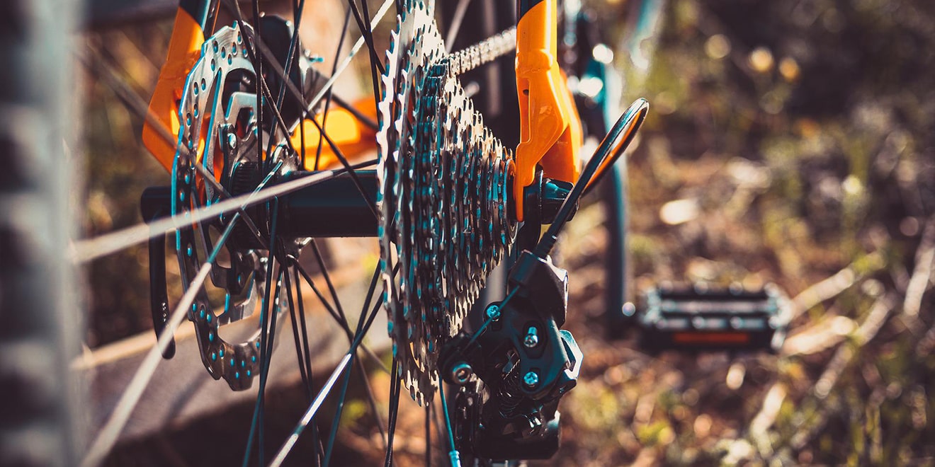 Die Kette und die Schaltung müssen überprüft werden. Altes Fett unbedingt entfernen. Nur so kannst Du Dein Fahrrad fit machen. 