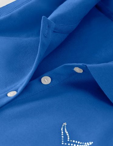 Einen Knopf annähen ist nicht schwer. Mit der richtigen Anleitung, bekommt das jede/r hin. Dies sind unsere Knöpfe an unserem ärmellosen Poloshirt.
