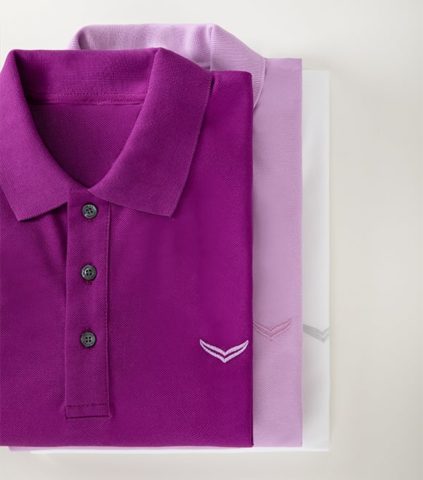 Poloshirt Kragen mit Vierlochknopf.