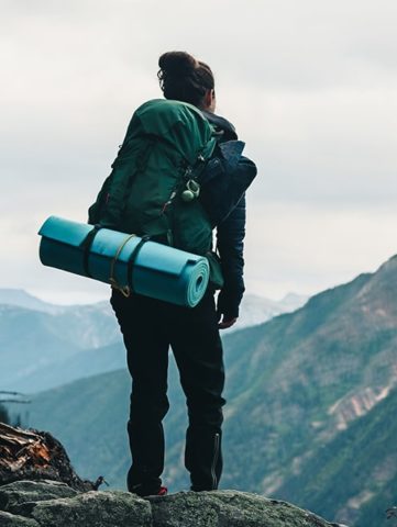 Frau beim Wandern mit Ausblick auf Berge