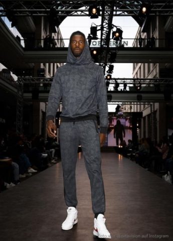 Jogginganzug von TRIGEMA auf einer Fashion Show in Berlin. 