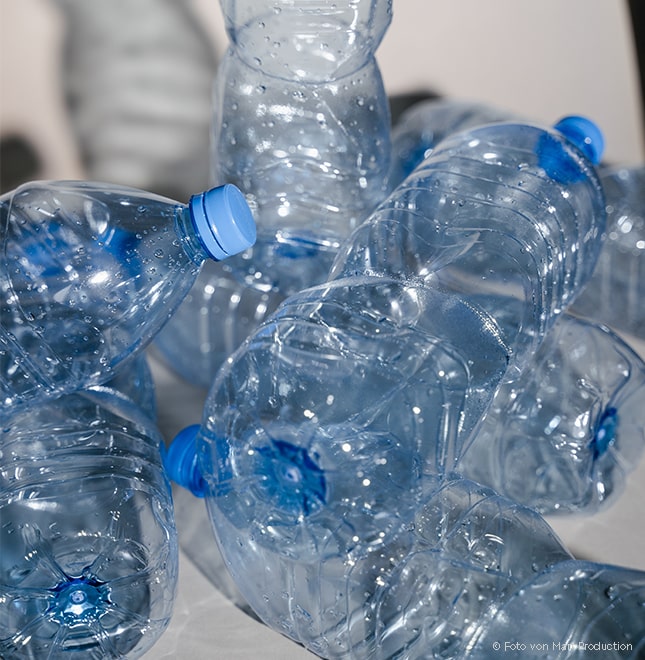 Der Plastikfalschen oder PET-Verbrauch kann drastisch reduziert werden, wenn man auf wiederverwendbare Flaschen aus Glas oder Metall zurückgreift.