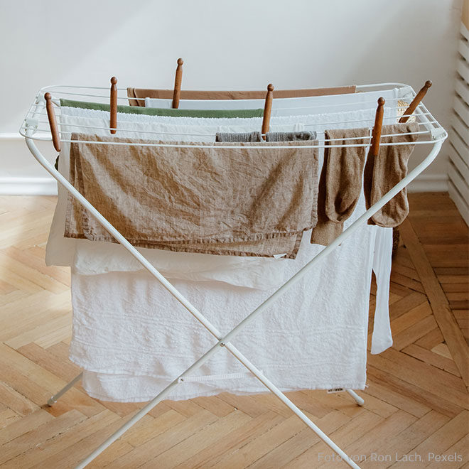 Wäsche trocknet in der Wohnung.