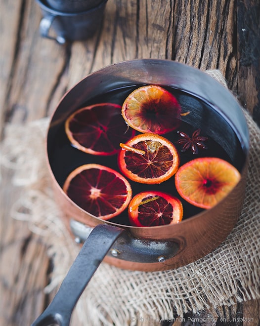 Mache einen Punsch und vollende ihn mit Orangenscheiben.
