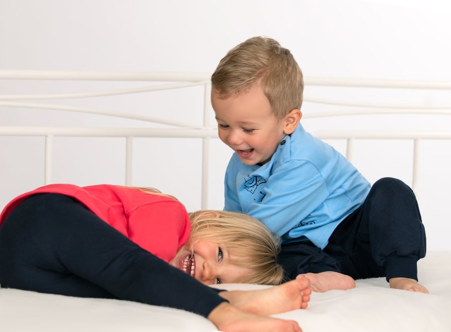 Babykleidung muss robust und pflegeleicht sein. Ideales Material ist sowohl Baumwolle, als auch Biobaumwolle ohne Schadstoffe. 