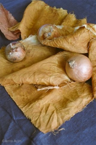Stoffe färben mit Ziebelschalen.