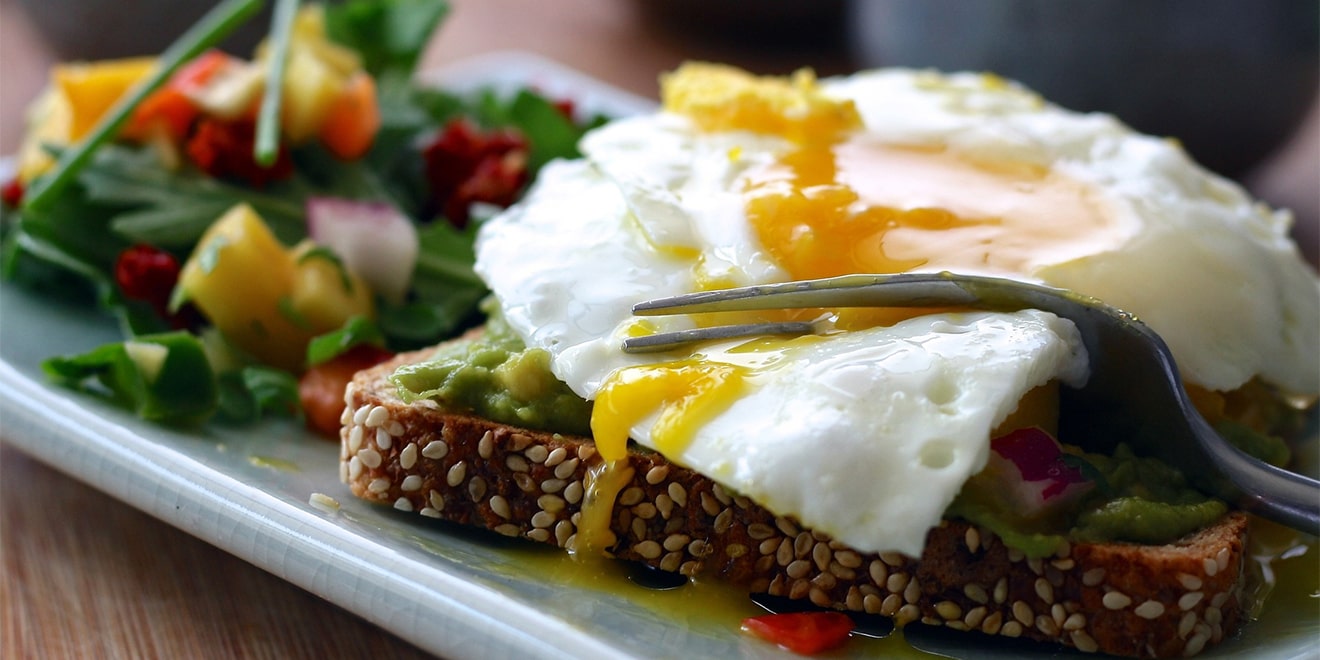 Eine ausgewogene Ernährung trägt viel zum Muskelaufbau bei.