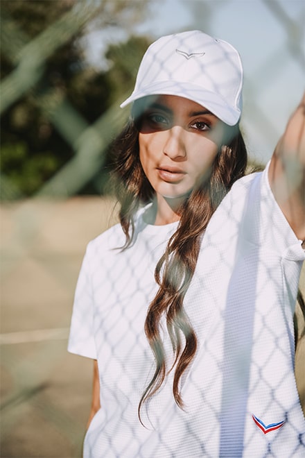 TRIGEMA Cap mit Glitzersteinen schirmt ideal die Augen vor der Sonne ab.