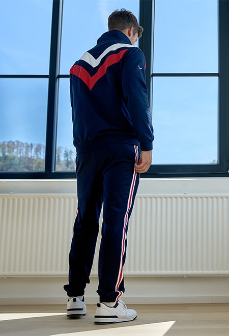 Outfits einer Farbfamilie lassen Dich größer wirken