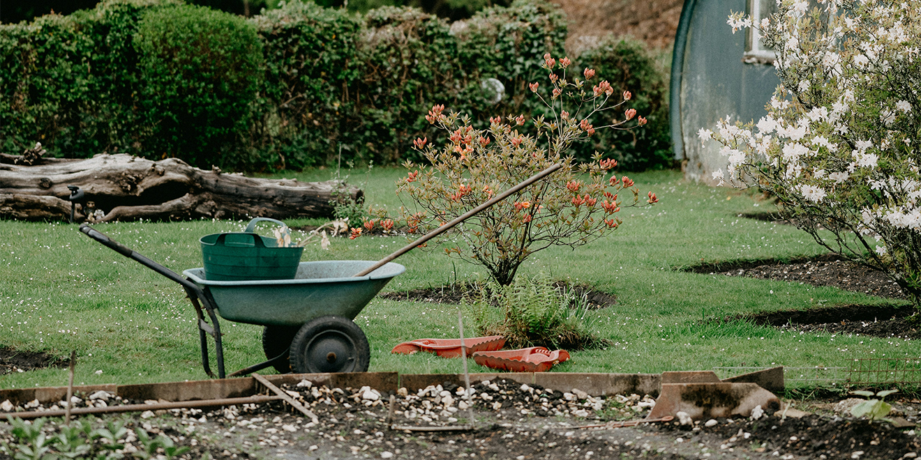 Gartenarbeit ist vielseitig. Im Beet, für den Rasen oder für die Hecken braucht man unterschiedliche Kleidung. 