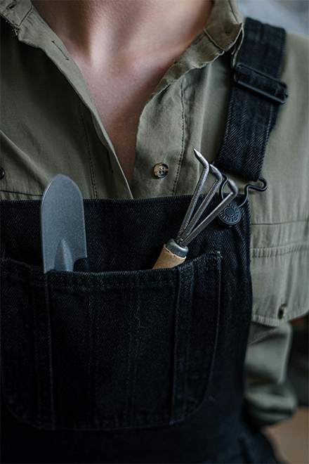 Eine Latzhose oder eine Schürze verfügt über Taschen, die bei der Arbeit von Vorteil sein können. 