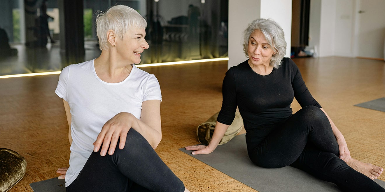 Angepasste oder abgewandelte Übungen sind ideal für Yoga im hohen Alter.