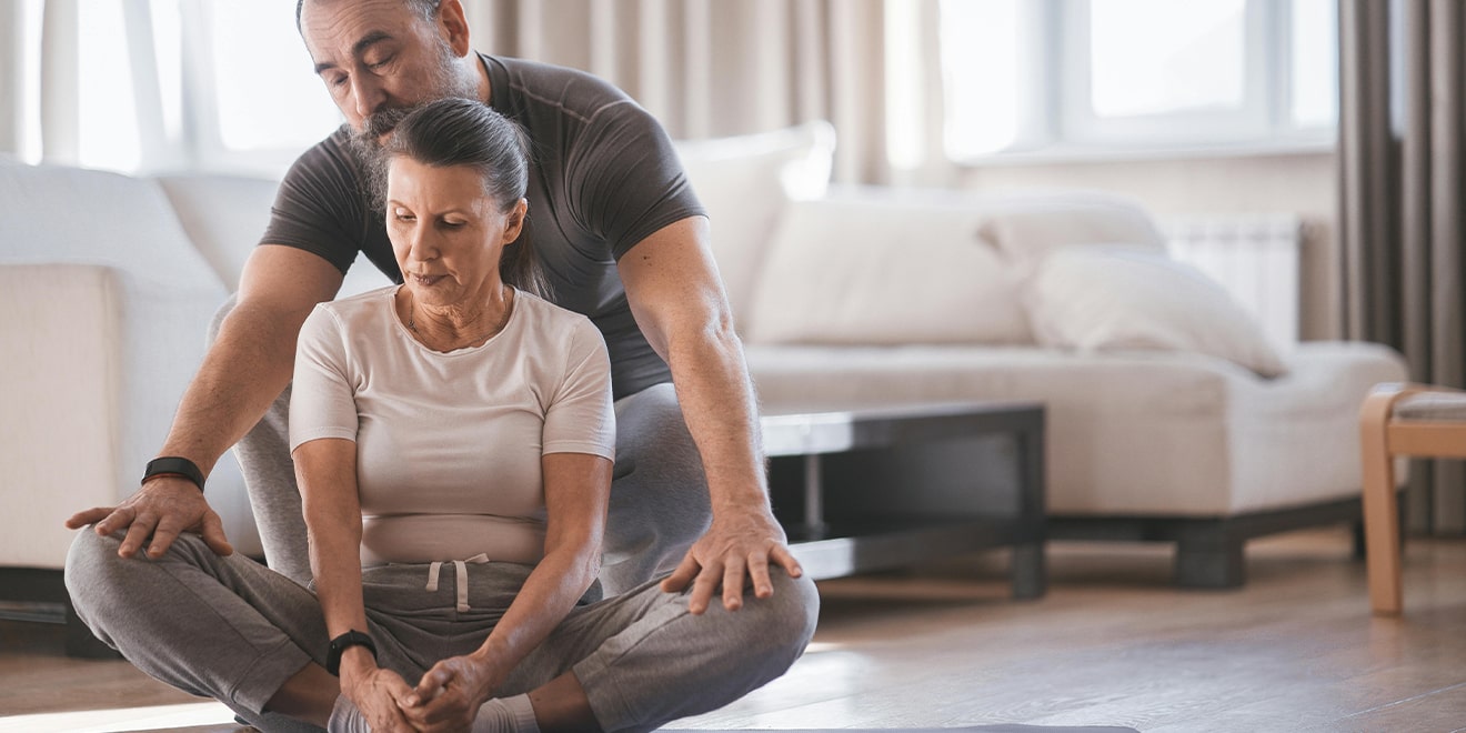 Für die korrekte Ausführung von Yoga im hohen Alter, ist ein Besuch in einem Yogakurs zu empfehlen. 