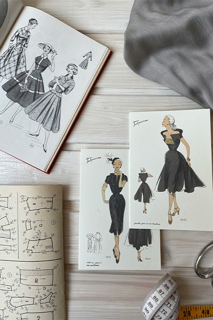Bis in die 50er Jahre hinein, war die Maßanfertigung in der Haute Couture ein Statussymbol. Der Beruf der Schneiderin war sehr gefragt. 